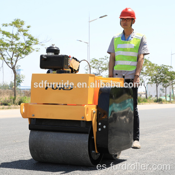 Caminando detrás del compactador de doble tambor vibratorio